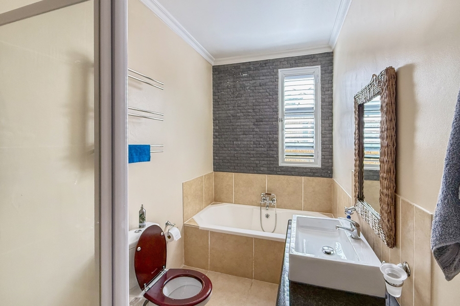 5 Bedroom Property for Sale in Plattekloof Western Cape